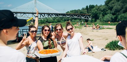 Aż kilkaset pudełek pizzy rozdane na warszawskich plażach!