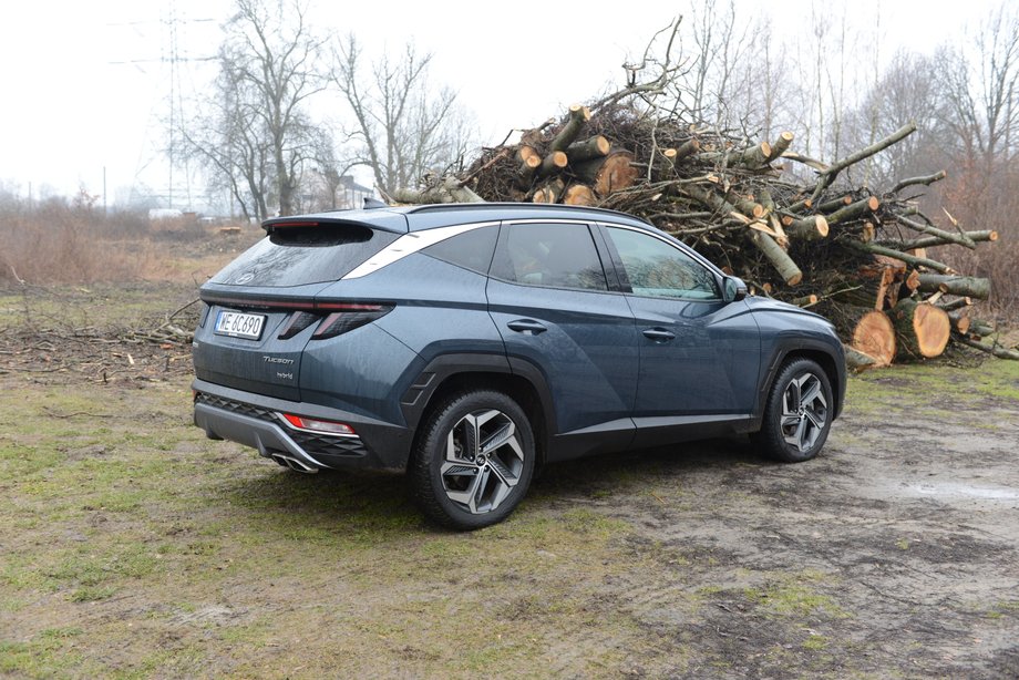 Hyundai Tucson HEV narysowany jest z pomysłem. Ma ładną linię nadwozia, choć pozbawioną ostentacji. nie zabrakło sportowych akcentów, jak choćby niewielki spoiler na pokrywie bagażnika.