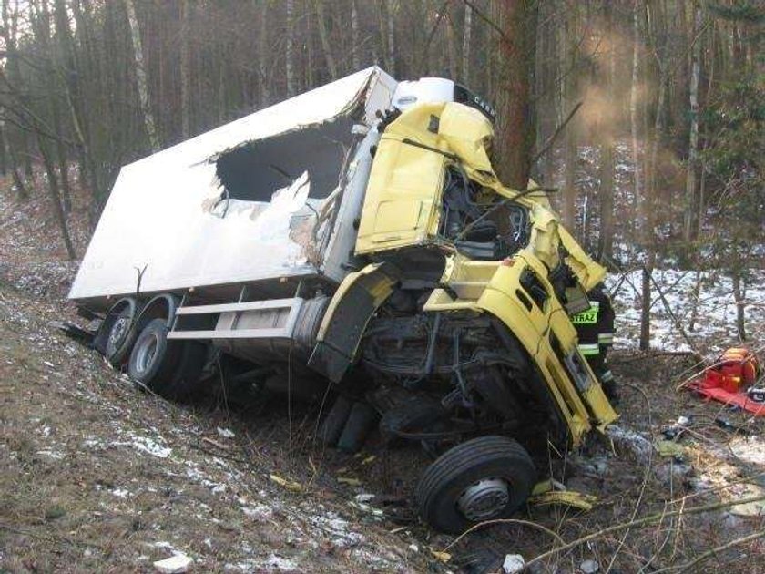 Samochód-chłodnia zmiażdżony! Uderzył w drzewo