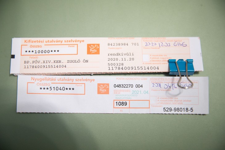 Felül az önkormányzattól juttatott támogatás igazolószelvénye, lent a nyugdíjé /Fotó: Zsolnai Péter