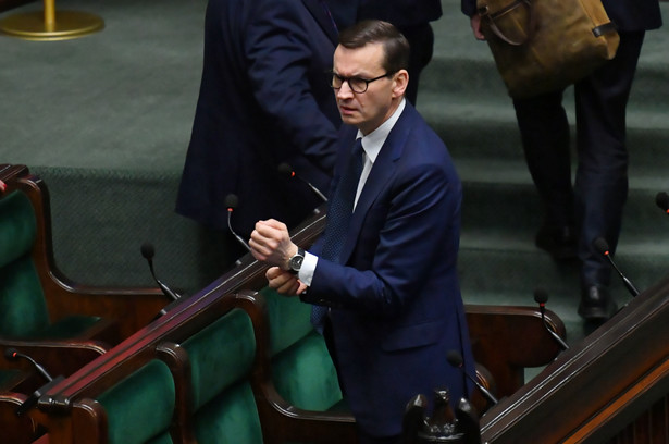 Premier Mateusz Morawiecki na sali plenarnej Sejmu