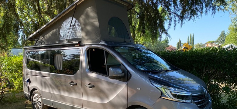 Renault Trafic Wavecamper, czyli kiedy tani campervan bije kampera. Plusy i minusy wakacji na kołach