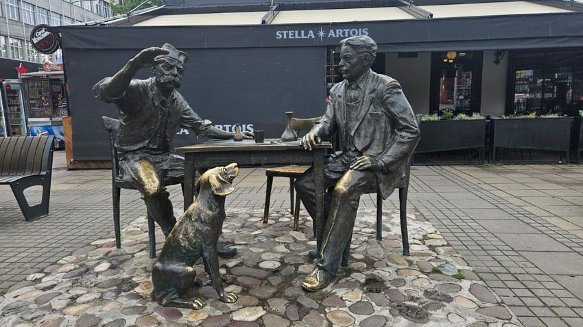 Felker je autor jednog od simbola grada Niša skulpture Stevana Sremca i njegovog psa Čape