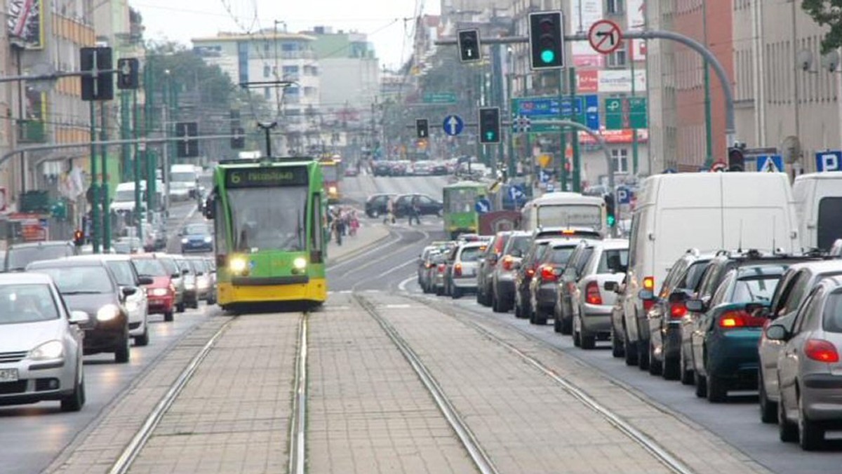 We wtorek z okazji Europejskiego Dnia Bez Samochodu kierowcy na podstawie ważnego dowodu rejestracyjnego samochodu będą mogli tramwajami i autobusami przez cały dzień jeździć bezpłatnie. To gratka również dla rowerzystów, dla których pierwsze 60 minut wypożyczenia miejskiego jednośladu będzie darmowe.