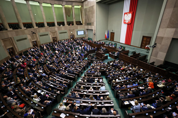 Posłowie na sali obrad w pierwszym dniu posiedzenia Sejmu w Warszawie