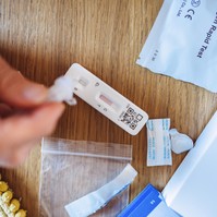 Omikron: nem csak a 2.-3. érdemes tesztelni fertőzés után!