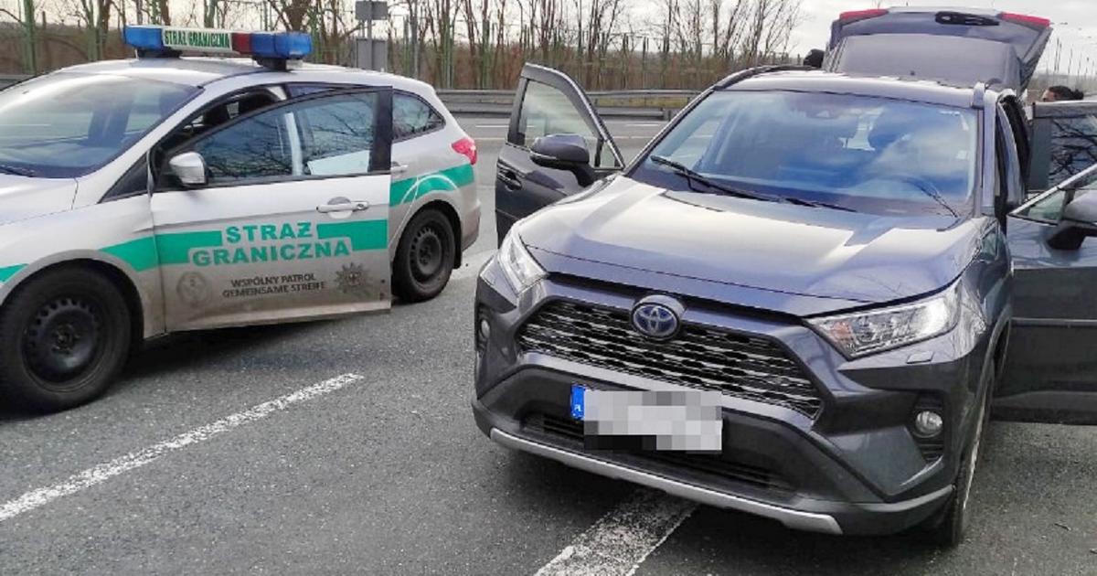  Zatrzymali do kontroli zwykłą Toyotę RAV4 na A2. Pogranicznicy szybko zwrócili na to uwagę