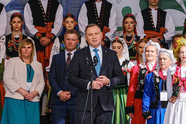 Warszawa, 20.09.2020. Prezydent RP Andrzej Duda (C) przemawia podczas Ceremoniału Dożynkowego na dziedzińcu Pałacu Prezydenckiego, 20 bm. w Warszawie. Trwają Dożynki Prezydenckie. (sko) PAP/Mateusz Marek