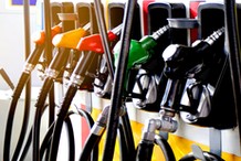 Tańsze paliwo dla seniorów. Wielu z nich nie wie, że przysługuje im zniżka