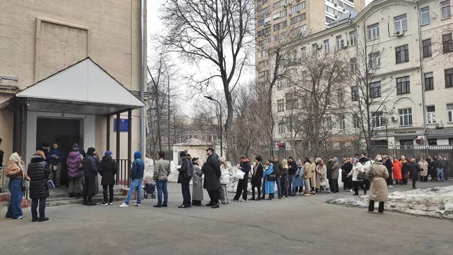 Rosjanie ustawiają się w kolejkach przed lokalami wyborczymi w ramach akcji "W południe przeciwko Putinowi"