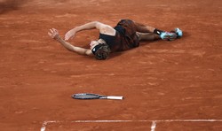 Alexander Zverev zerwał kilka więzadeł w prawej nodze