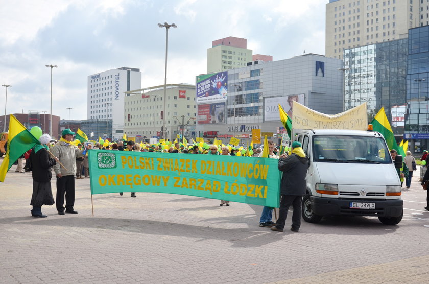 Protest działkowców na ul. Piotrkowskiej 