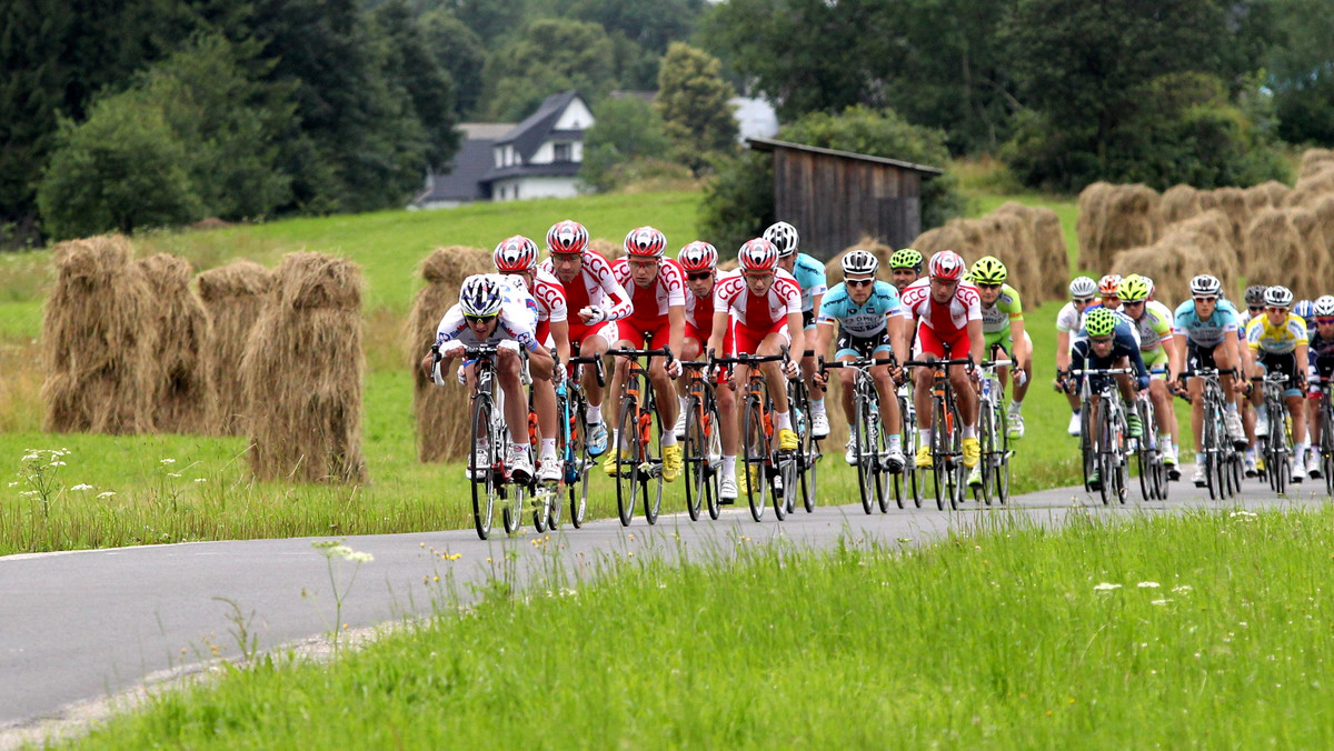 Pierwsze okrążenie 6. etapu Tour de Pologne wokół Bukowiny Tatrzańskiej. Peleton właśnie wspiął się do Gliczarowa Górnego i rozpoczął zjazd. Bogdan Bondariew, były ukraiński kolarz ścigający się przez wiele lat w polskich grupach, dziś dyrektor sportowy grupy Lampre ISD, otrzymuje komunikat od kolarza. To Massimo Graziato informuje przez radio, że złapał gumę.