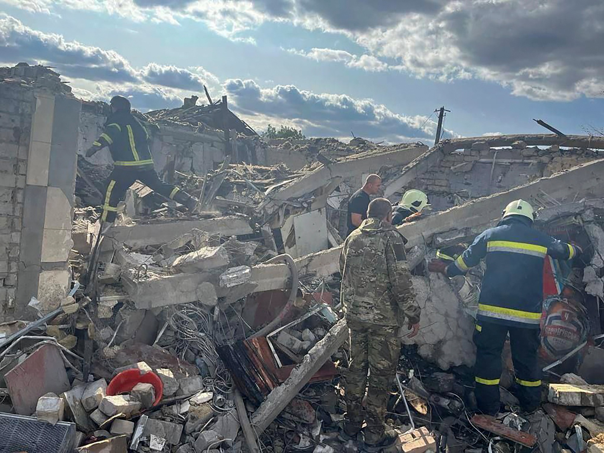 Na snímke hasiči hľadajú preživších po ruskom raketovom útoku na dedinu Hroza v Charkovskej oblasti.