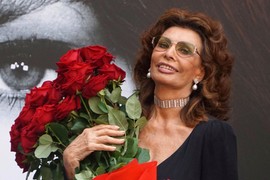 Sofija Loren pozirala sa PRIJOM DOBRILOM IZ SRBIJE - jedna ima 91, druga 72 godine i NADREALNO je kako izgledaju: Tu je i SNAJA SUZANA, NAŠE GORE LIST