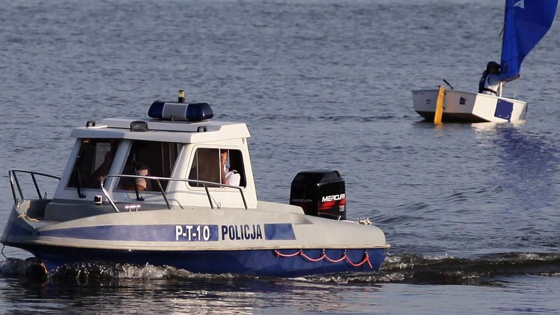 W pierwszych dniach maja warmińsko – mazurscy policjanci zatrzymali pierwszych nietrzeźwych sterników w tym sezonie. Stróże prawa zapowiadają kolejne kontrole amatorów rejsów po jeziorach i akwenach wodnych. I ostrzegają – za sterowanie łodzią "po piwku" grozi surowa kara.