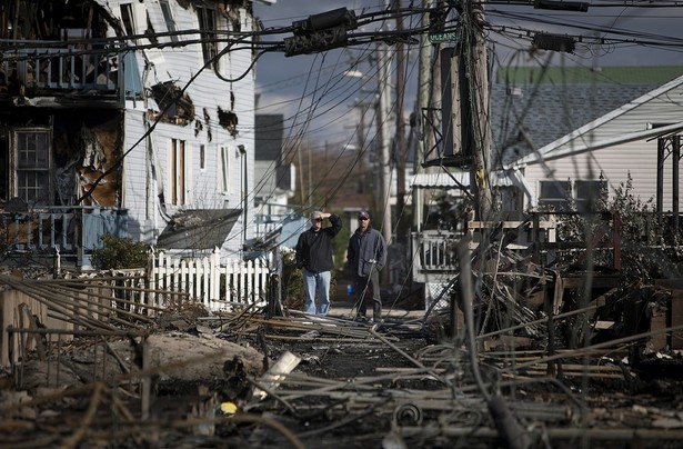 Breezy Point, Queens (USA). Mieszkańcy obserwują zniszczenie po przejściu huraganu Sandy.