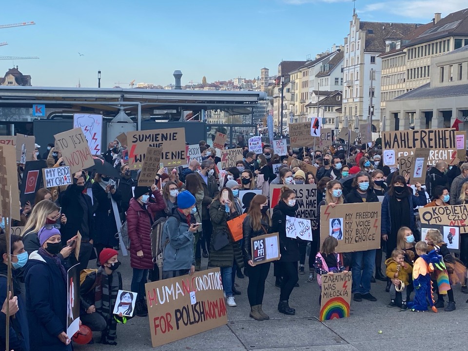 Zurych, Szwajcaria. Manifestacja solidarności z kobietami protestującymi w Polsce