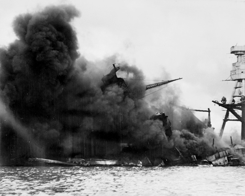 Atak na Pearl Harbor. USS „Arizona” płonąca po eksplozji 