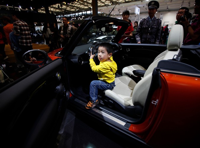 Salon samochodowy w Szanghaju... Jest na czym zawiesić oko :)