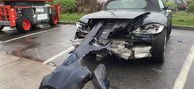 Rozbił Porsche Boxster i uznał, że po wypadku może jechać dalej