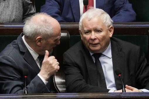 Antoni Macierewicz i Jarosław Kaczyński w Sejmie