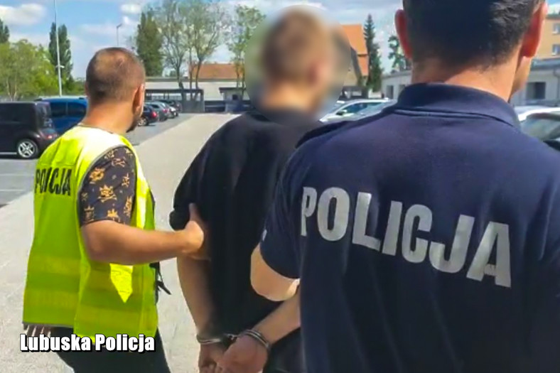 Policjanci ze Wschowy zatrzymali po pościgu 21-latka podejrzewanego o kradzież Porsche Cayenne