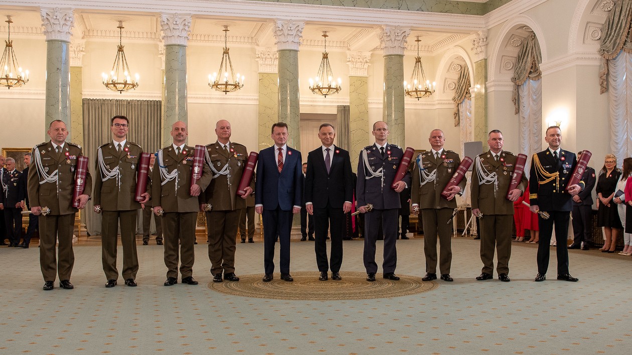 Gen. Mirosław Bryś (trzeci od lewej) w trakcie prezydenckiej nominacji.