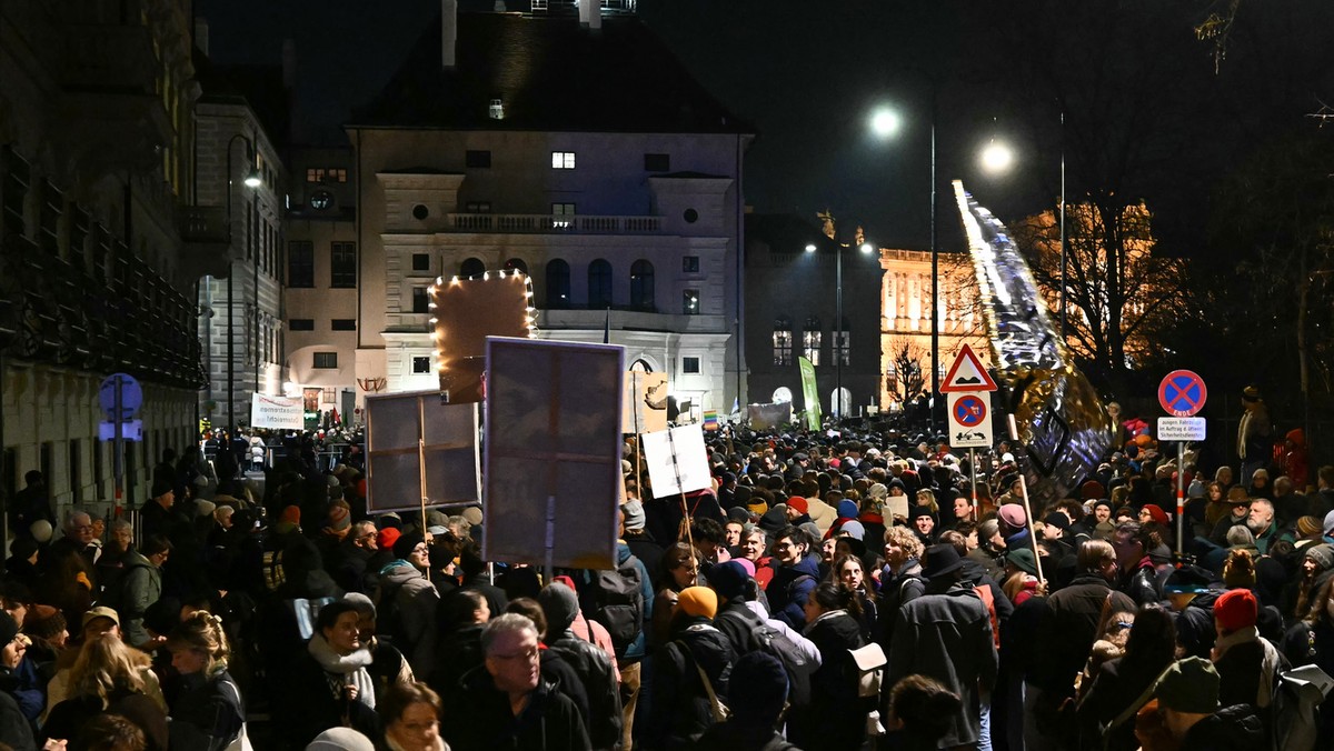 Protesty w Wiedniu przeciwko skrajnej prawicy, w tym udział Austriackiej Partii Wolności [Źródło: Onet]
