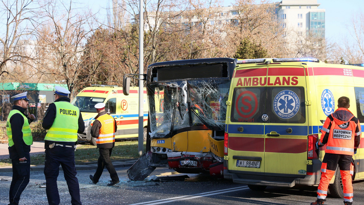 Zderzenie autobusu MZA z osobówką w Warszawie. Siedem osób poszkodowanych