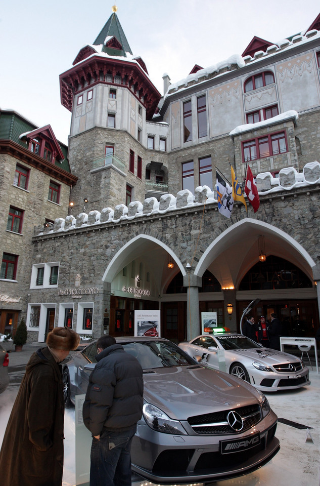 St. Moritz, sportowe samochody przed Hotelem Palace