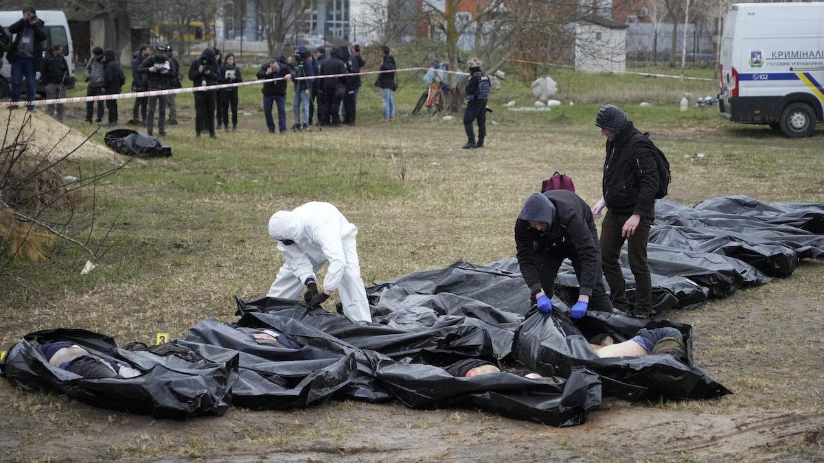 Polícia exhumuje telá civilistov zabitých počas ruskej okupácie v meste Buča