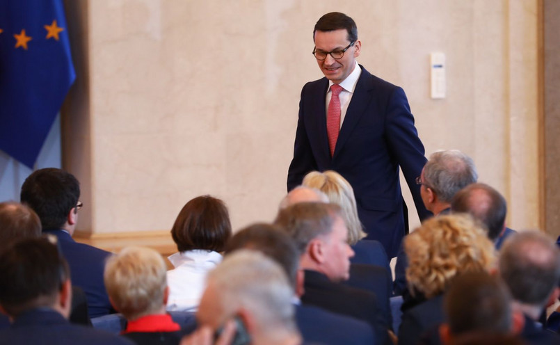 Morawiecki przyznał, że zdaje sobie sprawę z tego, że w związku z ciągłym wprowadzaniem nowych przepisów, także tych unijnych, "życie przedsiębiorcy nie jest łatwe".