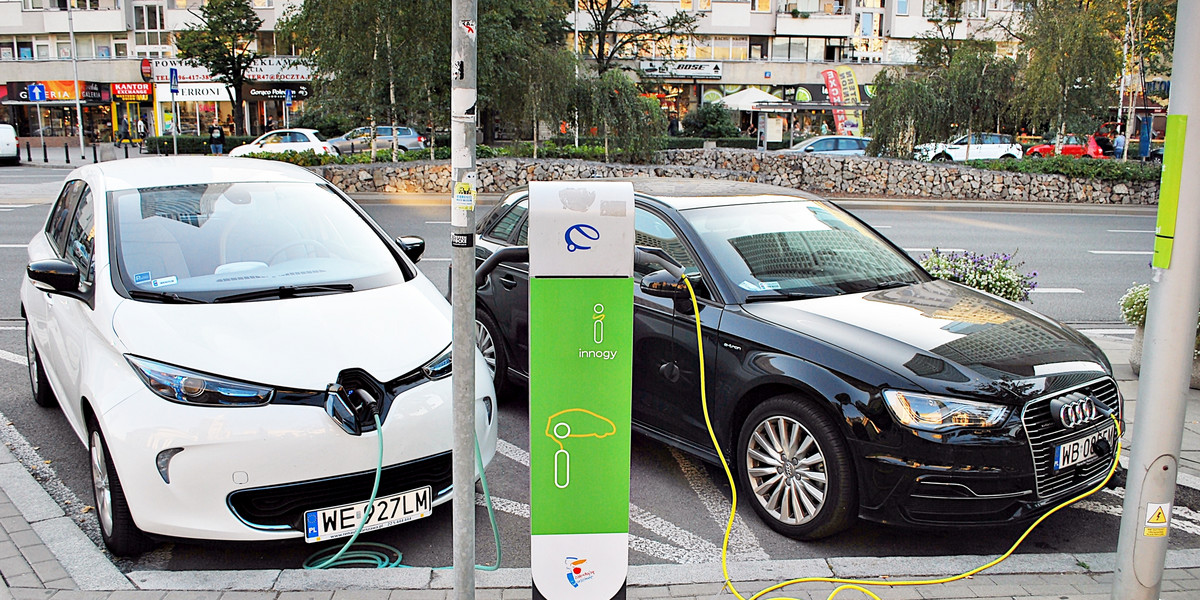Ponad połowę z nowych zarejestrowanych zelektryfikowanych aut stanowią samochody w pełni elektryczne. 