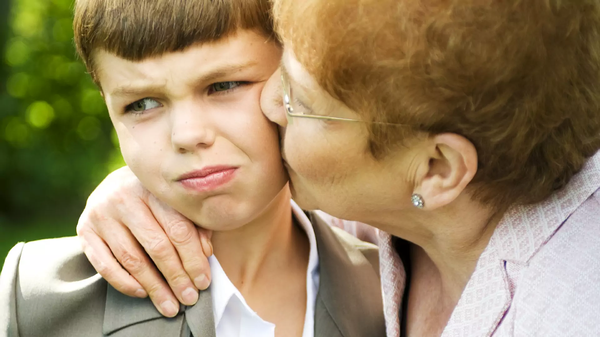 Byłeś w dzieciństwie zmuszany do całowania cioć, wujków i babć? Szokujące wyniki badań tłumaczą, dlaczego jesteś potencjalną ofiarą przemocy