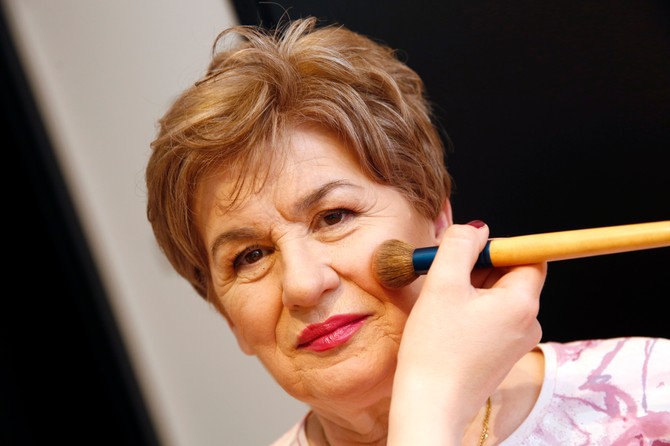 Roza rumenilo i ruž u boji ciklame