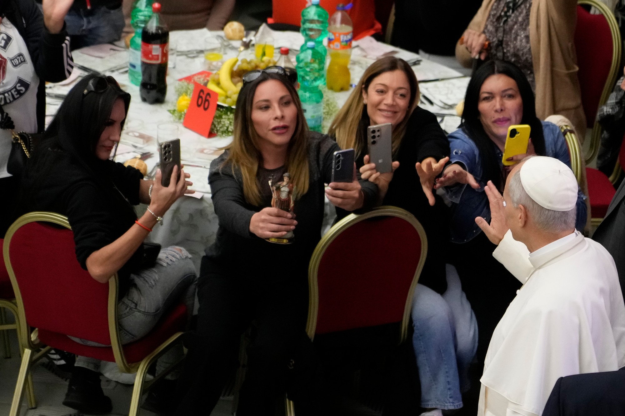 Pápež Lev XIV. na každoročnom obede pre chudobných vo vatikánskej aule Pavla VI. 