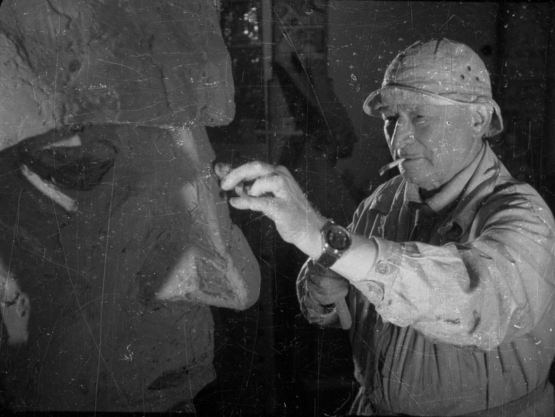 Xawery Dunikowski podczas pracy nad rzeźbą zatytułowaną Robotnik (1948)