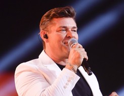 Zenon Martyniuk zaatakowany jajkami. 'Jak taki chojrak, to zapraszamy go na scenę'