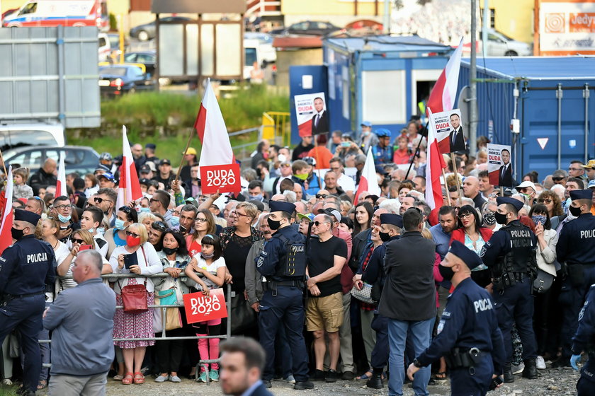 Na wiecach wyborczych reżim sanitarny nie obowiązuje