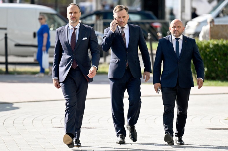 Kampania wyborcza do parlamentu Zbigniew Ziobro, Janusz Kowalski i Mariusz Gosek w drodze na konferencję prasową. Kielce, 15.09.2023