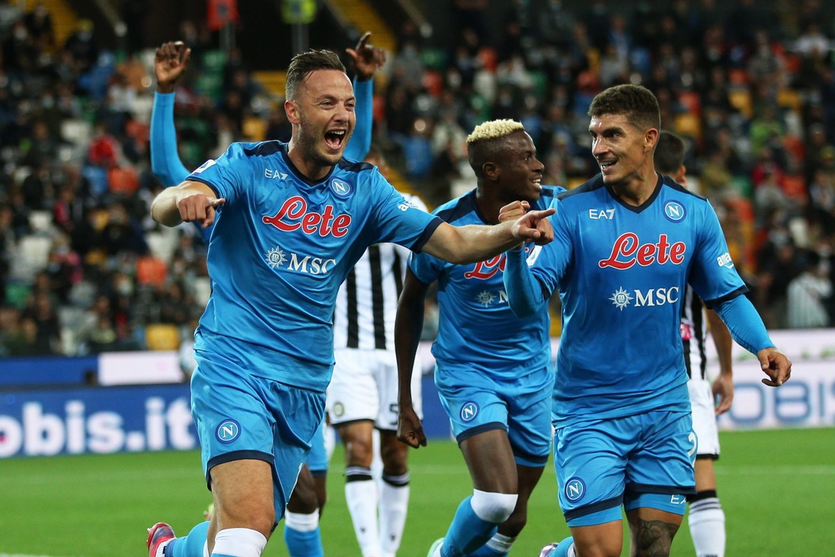 Piłkarz SSC Napoli Amir Rrahmani (L) celebrujący z kolegami bramkę strzeloną Udinese Calcio