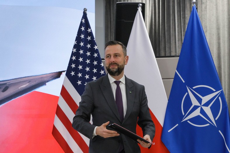 Warszawa, 27.11.2025. Wicepremier, minister obrony narodowej RP Władysław Kosiniak-Kamysz podczas podpisania umowy na dostawę pocisków rakietowych AIM-120D-3 dla samolotów wielozadaniowych F-35, 27 bm. w Wojskowym Centrum Edukacji Obywatelskiej w Warszawie. (ad) PAP/Paweł Supernak