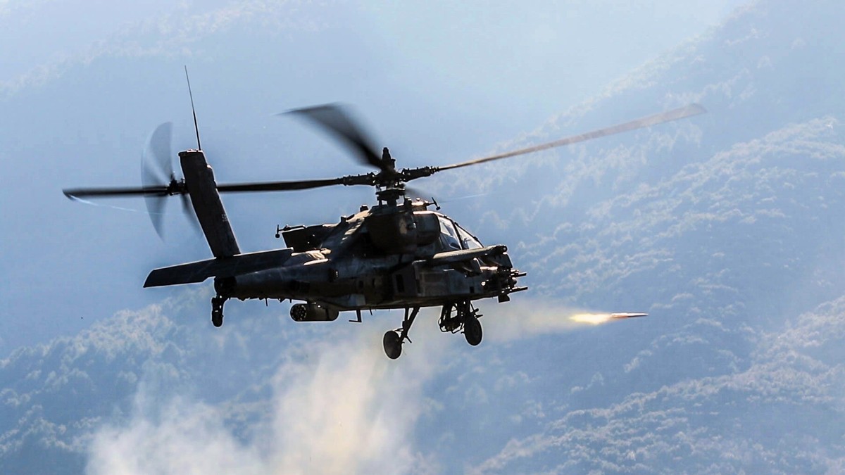 AH-64 Apache w trakcie strzelania przy użyciu niekierowanego pocisku rakietowego Hydra 70. Zdjęcie wykonano podczas ćwiczeń wojskowych w Grecji.