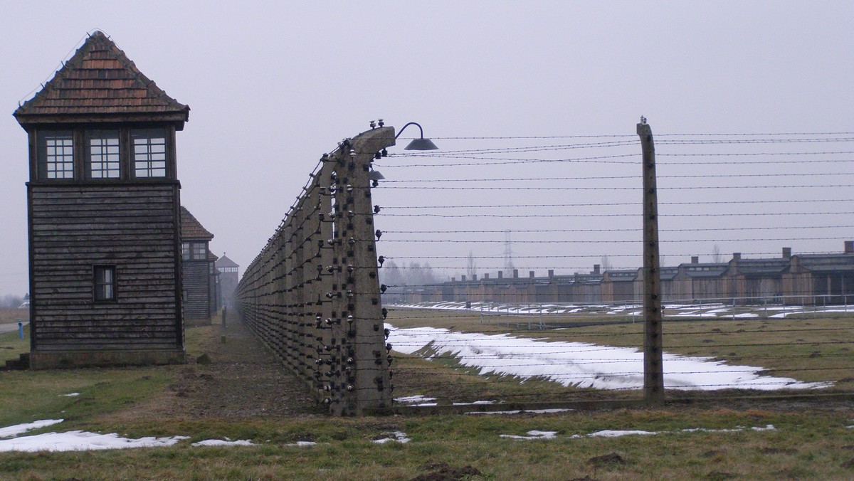 "Witamy w biurze podróży Waffen SS. Już wkrótce zabierzemy polskich emigrantów do następujących kurortów: Dachau, Treblinka, Sobibor i Oświęcim. Bezpłatny transport zapewnia Waffen SS". Tym skandalicznym nagraniem zajmuje się już brytyjska policja, polska ambasada - dowiedziało się Radio ZET.