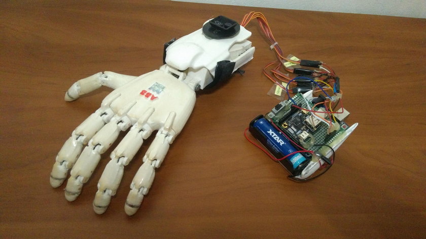 Studentka stworzyła protezę przyszłości. Ta ręka choć sztuczna, działa jak prawdziwa.