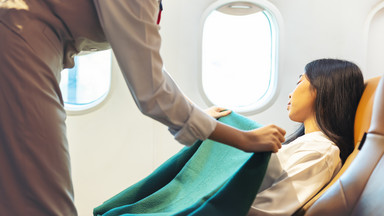 Stewardesa radzi: te triki pomogą ci spokojnie spać w samolocie
