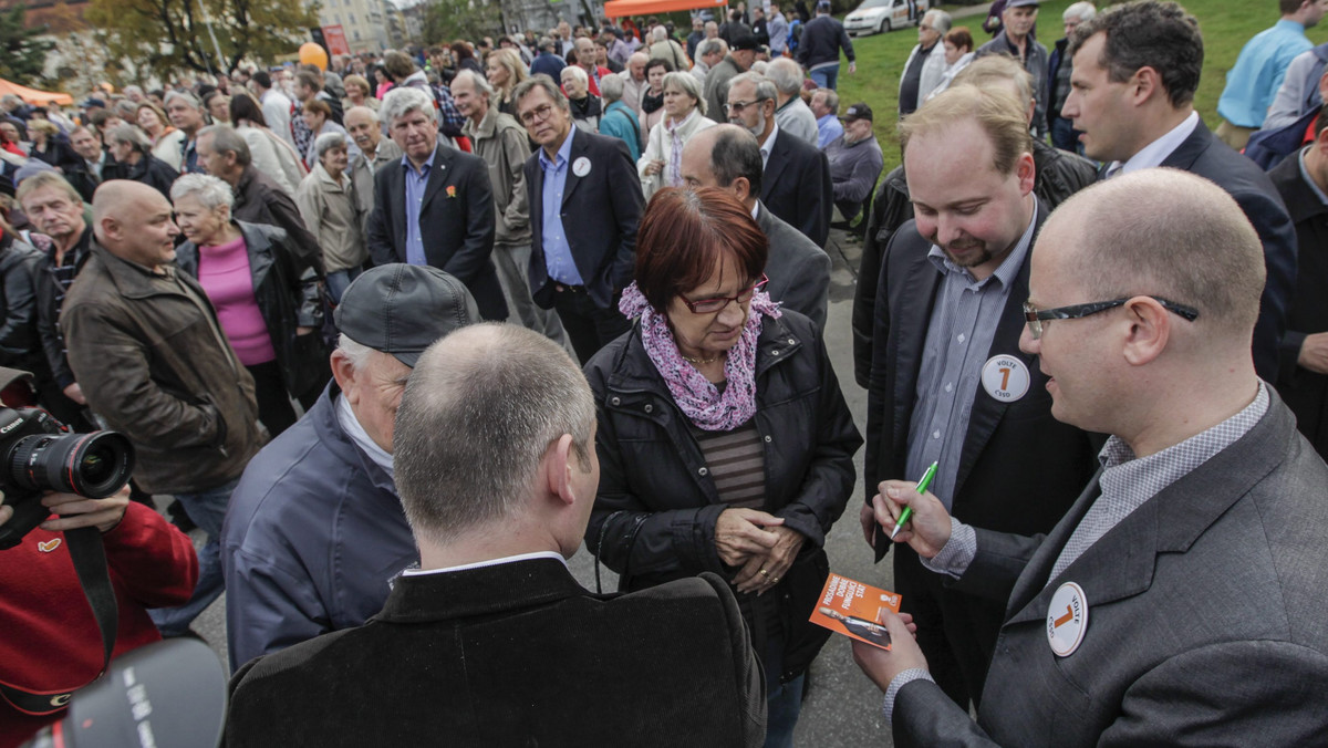 Dzisiaj po południu w Czechach rozpoczęły się dwudniowe przedterminowe wybory do Izby Poselskiej, niższej izby parlamentu. Największe szanse na wygraną mają socjaldemokraci, lecz bez perspektywy na samodzielne rządy. Trudno im będzie też stworzyć stabilną koalicję.