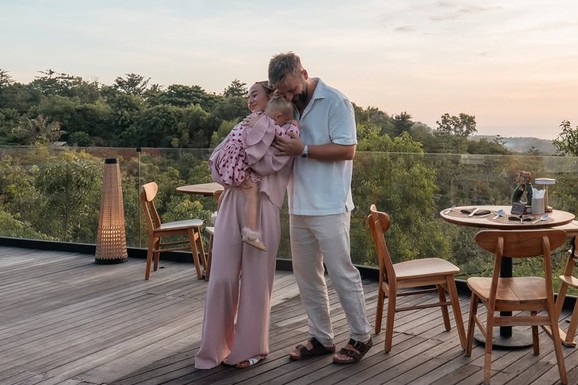 "NISAM ZNALA KAKO ĆE SVE OVO IZGLEDATI, NIJE LAKO" Svi je osuđivali jer se udala za 15 godina starijeg: Oni dobili ćerku i otišli iz Srbije, sada uživaju (Foto)