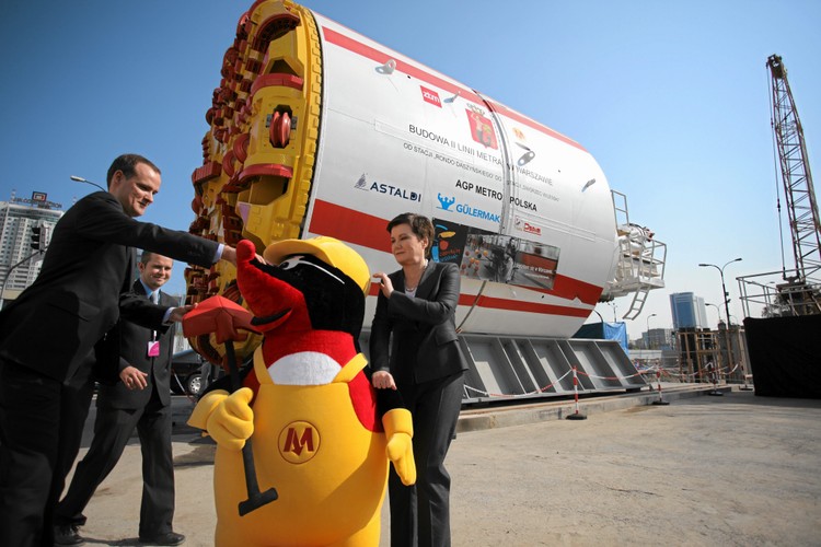 Osieroconym transportem miejskim zaopiekował się Piotr Guział. W momencie, w którym warszawiacy oczekują oddania do użytku oczekiwanej od lat drugiej linii metra, której budowa od czasu do czasu przypomina o sobie, paraliżując miasto, przeciwnik pani prezydent zaproponował by łącznie miasto posiadało cztery linie metra, w tym jedną okrężną.
<br>Na zdjęciu Hanna Gronkiewicz-Waltz inauguruje budowę metra